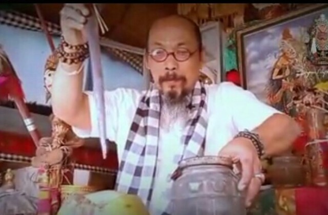 RAMU OBAT : Jro Mangku Gede Kiswara mempraktikkan cara meramu obat untuk cetik.