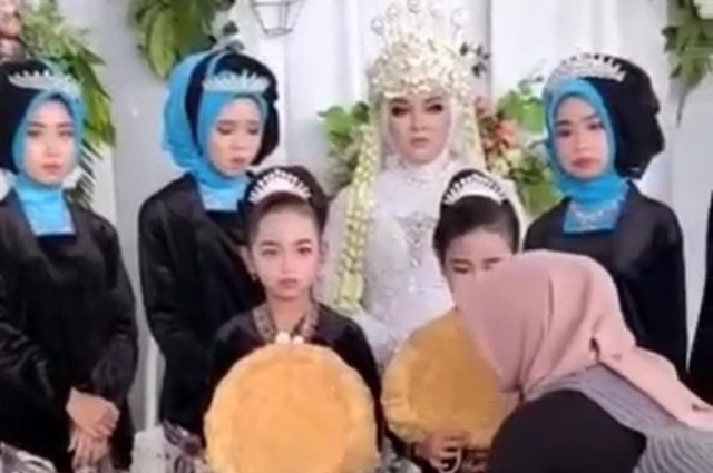 MURUNG: Pengantin wanita tampak murung saat sesi pemotretan karena penganten pria tak hadir.