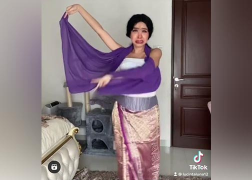 PENARI : Lucinta Luna mengikuti tarian seperti Badarawuhi KKN di Desa Penari.