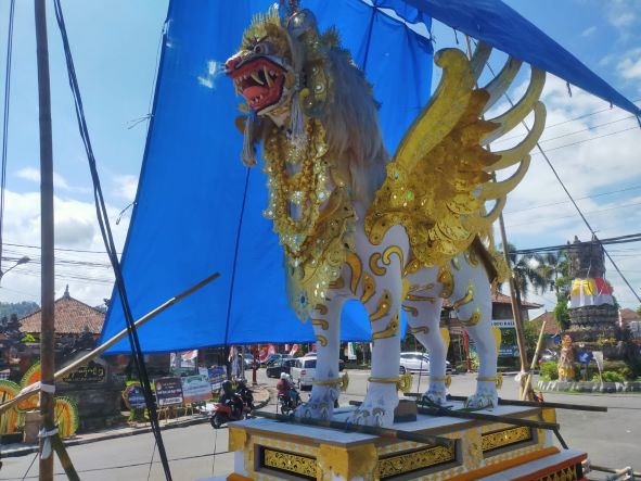 SINGA: Pelebon Anak Agung Gede Bagus Ardana menggunakan petulangan singa. (I Made Mertawan)