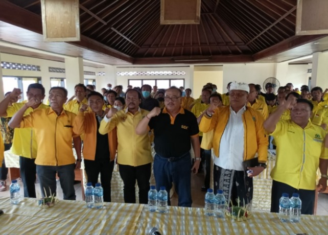 PERSIAPAN : Suasana Partai Golkar menggelar pendidikan politik bagi kadernya, Rabu (1/6) di Kantor DPD II Golkar Gianyar. ( DEWA RASTANA/BALI EXPRESS)