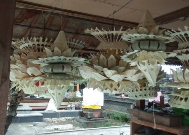 SAMPIAN PENJOR: Kerajinan Sampian Penjor milik Made Suartana. (ISTIMEWA)