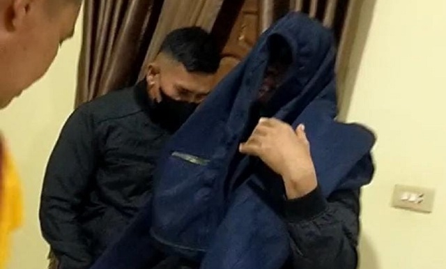 DIGEREBEK: Oknum polisi berpangkat AKP menutup wajahnya saat digerebek.