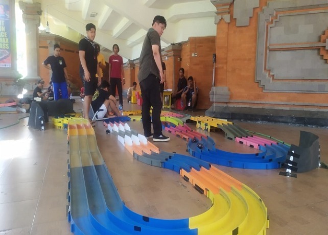 Balapan Tamiya di Gedung Kesenian Gde Manik Singaraja. (DIAN SURYANTINI/BALI EXPRESS)