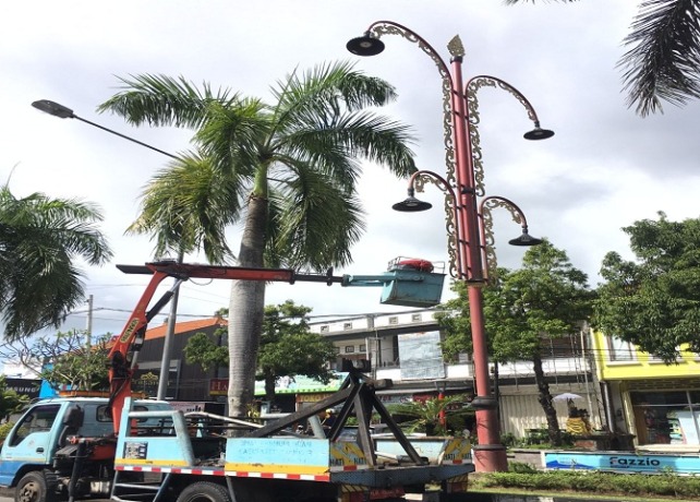 DIBERSIHKAN : Pembersihan lampu penjor yang dilakukan Dishub Gianyar di Jalan Bypass Dharma Giri Gianyar, Senin (20/6). (ISTIMEWA)