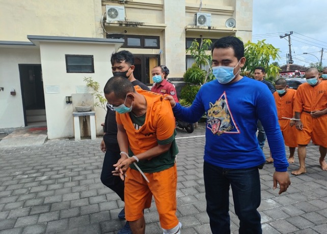 PINCANG: Usman berjalan pincang saat diungkap di Mapolsek Denpasar Barat akibat didor polisi. (I GEDE PARAMASUTHA/BALI EXPRESS)