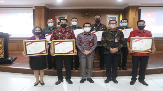 PATUH : Sekda Badung Wayan Adi Arnawa menyerahkan Piagam Penghargaan Kepatuhan Pelayanan Publik di Ruang Kriya Gosana, Puspem Badung, Selasa (31/5). Prokompim Setda Badung For Bali Express