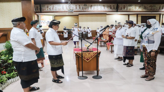 PELANTIKAN: Bupati Nyoman Giri Prasta melantik pejabat setingkat Eselon II di Ruang Kertha Gosana Puspem Badung, Senin (30/5). Ist