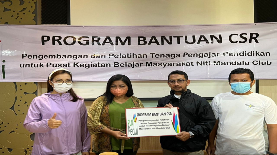PEDULI: Penyerahan bantuan oleh PLN kepada Niti Mandala Club. Ist