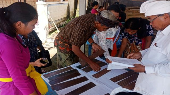 PRASASTI: Contoh prasasti berbentuk kepingan logam yang berhasil dikonservasi. I Putu Mardika/Bali Express.