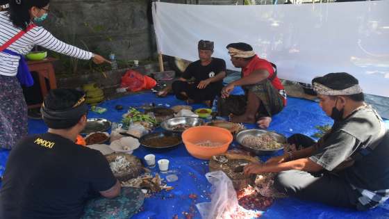 NGALAWAR: Lomba ngalawar di Desa Dangin Puri Kangin, Denpasar, Jumat (15/4) lalu. Lomba ini berkaitan dengan piodalan Pura Suwa Gina Taman Sari. Dok Bali Express