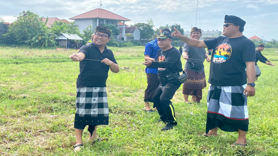 KITE FESTIVAL : Wakil Walikota Denpasar Arya Wibawa (depan) saat menarik layangan sebagai pembuka Kusuma Praja Kite Festival di Carik Subak Margaya, Denpasar Barat.  Ist