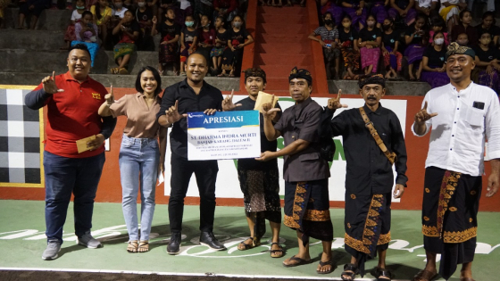 BANTUAN: BPR Lestari serahkan bantuan kepada STT Dharma Indra Murti, untuk mendukung kegiatan pemuda dalam seni, budaya, dan olahraga. Ist
