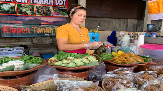 KULINER: Stan Klepon Tanah Lot Made Kartini di PKB di Taman Werdhi Budaya Art Centre, Jalan Nusa Indah, Denpasar.Ni Kadek Rika Riyanti/Bali Express