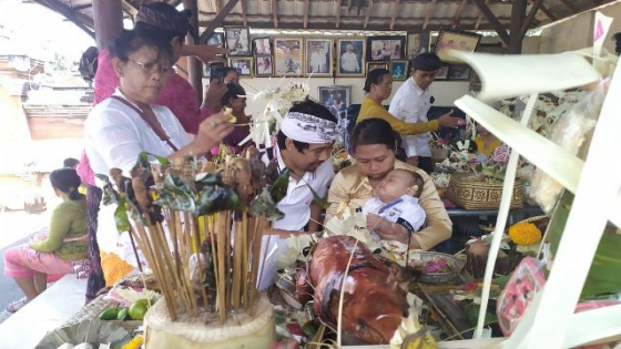 OTONAN: Upacara otonan umat Hindu di Bali.