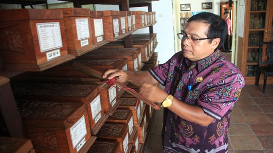 LONTAR: Koleksi lontar di Museum Gedong Kirtya mencapai ribuan. I Putu Mardika/Bali Express.