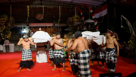 BANGKE MATAH: Bangke matah, bagian dari pementasan drama gong panyalonarang Baruna Murthi yang bikin penonton kaget. ist