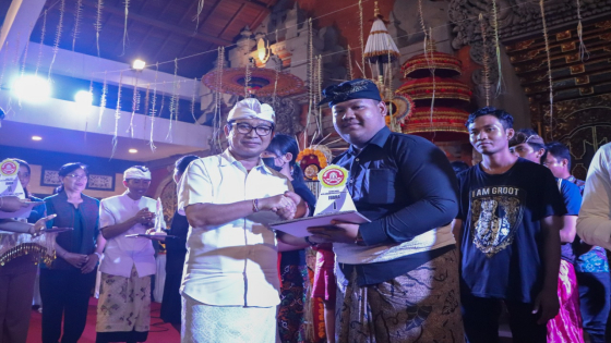 PENUTUPAN: Sekda Badung Adi Arnawa menutup pelaksanaan acara Bulan Bung Karno di Wantilan Desa Adat Lambing, Desa Sibang Kaja, Minggu (19/6).Prokompim Setda Badung For Bali Express