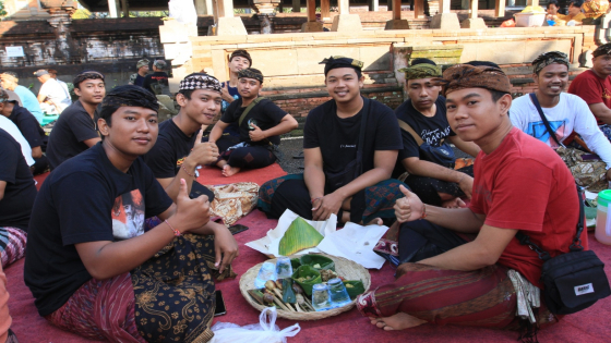 MAGIBUNG: Tradisi magibung di Desa Banjarangkan, Klungkung masih lestari.  Ist  
