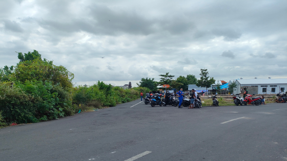 DITUNDA : Jalan yang hendak ditutup oleh Ipung karena ia menglaim jalan tersebut dibangun di atas tanah miliknya.I Gede Paramasutha/Bali Express