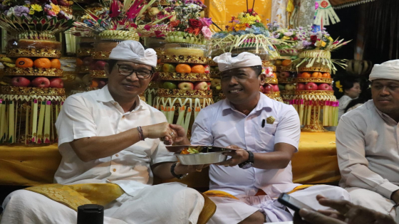 PIODALAN: Sekda Badung I Wayan Adi Arnawa menghadiri upacara Piodalan di Pura Dalem Desa Adat Ayunan, Desa Ayunan, Kecamatan Abiansemal, Badung, Jumat (24/6).Prokompim Setda Badung for Bali Express