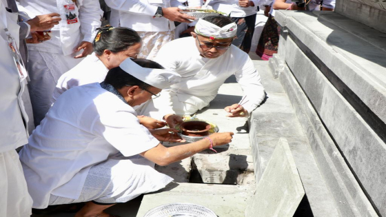 SEGARA RUPEK : Gubernur Bali, Wayan Koster melaksanakan Upacara Mlaspas, Mendem Padagingan, Ngenteg Linggih dan Padudusan Alit di Pura Dang Kahyangan Payogan Agung Segara Rupek. Humas Pemprov Bali For Bali Express