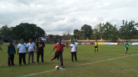 BUKA: Wakil Ketua KONI Badung Ketut Widia Astika membuka Fast Putra Mengwi Cup III ditandai dengan tendangan pertama di Lapangan Mengwi, Selasa (28/6). Krisna Pradipta/Bali Express