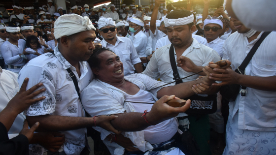 KARAUHAN : Salah seorang krama karauhan saat tradisi Ngerebong di Pura Agung Petilan Pengerebongan, Kesiman, Denpasar Timur, Minggu (26/6) lalu. Agung Bayu/Bali Express.