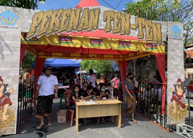 WADAHI UMKM: Pekenan Ten-ten yang digelar ST Dharma Cantih, Banjar Pande, Desa Adat Pedungan, Denpasar, Kamis (9/6). (RIKA RIYANTI/BALI EXPRESS)