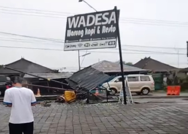 Tangkapan layar video kecelakaan yang dialami rombongan sekeha gong Eka Wakya Buleleng. (ISTIMEWA)