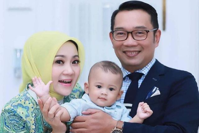 Ridwan Kamil dan Atalia  bersama Arkana Aidan Misbach.