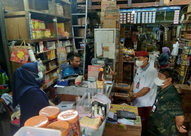 DIPANTAU : Pemantauan harga minyak goreng di pasar Kuta II, beberapa waktu lalu. (DOK. BALI EXPRESS)