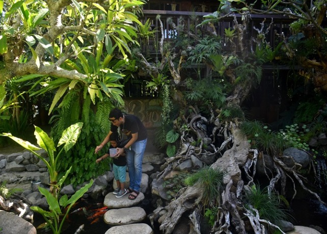 HUTAN RASA KOTA : Bron Cafe menyajikan suasana outdor meski lokasinya berada di tengah Kota Denpasar. (AGUNG BAYU/BALI EXPRESS)
