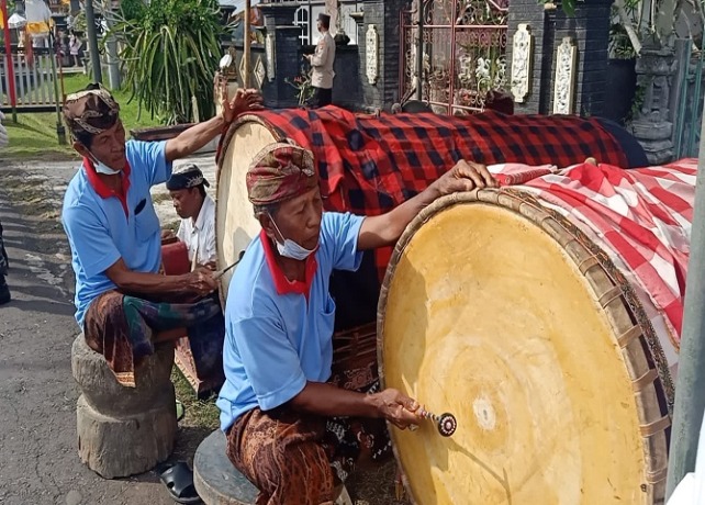 TERANCAM PUNAH : Pementasan Kendang Mebarung Desa Baluk, Senin (13/6). (GDE RIANTORY/BALI EXPRESS)
