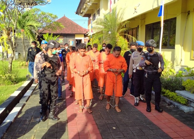 DIUNGKAP: Para tersangka yang terlibat pengeroyokan di Benoa dan bentrok di Pedungan diungkap Polresta Denpasar. (AGUNG BAYU/BALI EXPRESS)