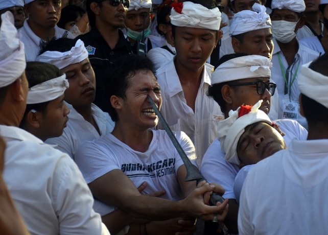 NGEREBONG : Tradisi Ngerebong yang dilaksanakan di Pura Agung Petilan Pengerebongan, Kesiman, Denpasar Timur, Minggu (26/6). (AGUNG BAYU/BALI EXPRESS)