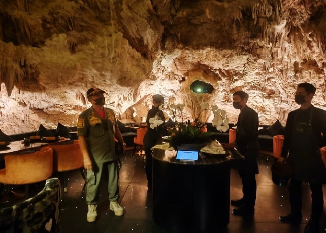 DIPERIKSA: Petugas gabungan saat melakukan pemeriksaan lokasi restoran The Cave, Jalan Goa Lempeh, Desa Adat Pecatu, Kecamatan Kuta Selatan, Kamis (14/7). (DOK. BALI EXPRESS)