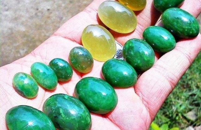 BATU GIOK : Batu giok beraura dingin, diyakini bisa mendatangkan rezeki.