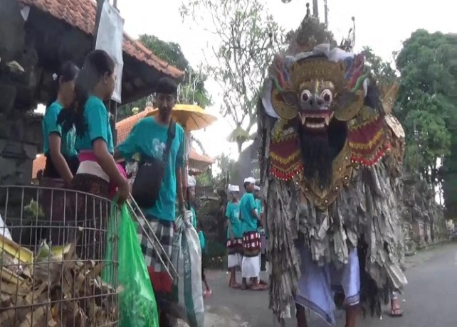 PEDULI LINGKUNGAN : Ngelawang Kedas oleh Sanggar Seni Sura Pradnya Maniktawang yang dilakukan di wilayah Tampaksiring. (ISTIMEWA)