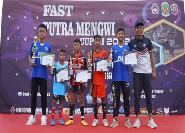 Gede Frandika Dharma (kanan) bersama para pemain terbaik di setiap KU. (ISTIMEWA)