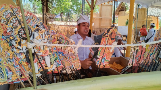PENTAS: Jro Dalang Putu Ardiyasa saat pentas wayang lemah. Ist