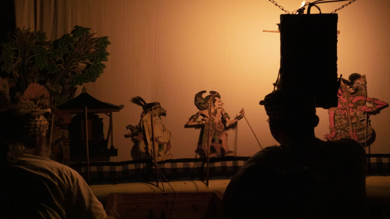 WAYANG CALONARANG: Jro Dalang Sang Made Hendra Dwipayana saat pentas Wayang Kulit Calonarang pada PKB di Gedung Natya Mandala ISI, Denpasar, Kamis (30/6) malam.  Ist