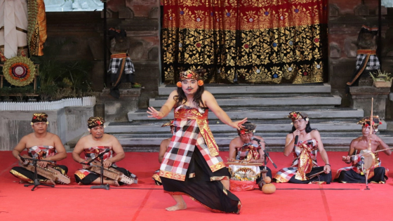 CAKEPUNG : Seni tradisi Cakepung, Sanggar Seni Citta Wistara, Banjar Dinas Triwangsa, Desa Budakeling, Kecamatan Bebandem, Karangasem saat pentas di Art Center, Rabu (6/7) lalu.