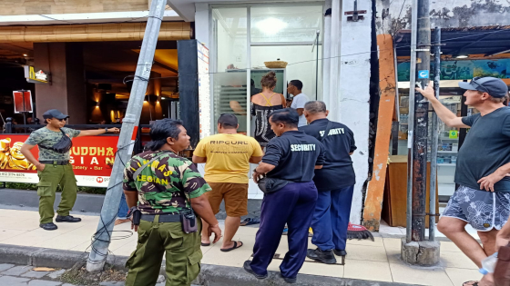 DITUTUP: Petugas Linmas dan LPM Legian saat mendatangi money changer di Jalan Padma Utara, Kelurahan Legian, Kecamatan Kuta, Selasa (12/7) Ist