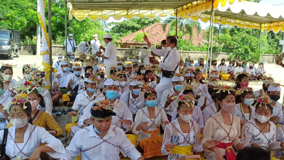 SIROWISTA: Penggunaan sirowista dalam upacara upanayana.I Putu Mardika/Bali Express