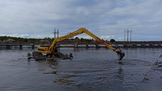 REHABILITASI: Proses pengerukan sedimentasi di Waduk Muara Nusa Dua. Ist