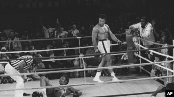 TUMBANG : Wasit Zack Clayton menghitung George Foreman yang tumbang di ronde ke delapan saat dihajar Muhammad Ali di Kinshasa, Zaire,  30 Oktober 1974. Voanews.com