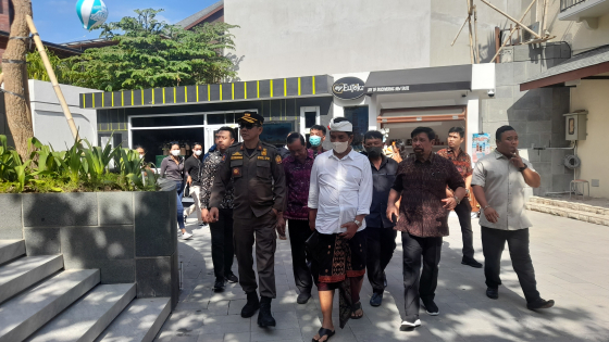 GERUDUK : Komisi I DPRD Bali dan instansi terkait saat melakukan sidak ke Atlas Beach Fest di Pantai Berawa, Tibubeneng, Kuta Utara, Badung, Senin (25/7).Putu Agus Adegrantika/Bali Express