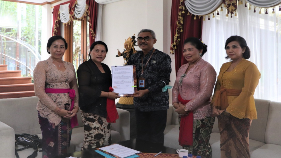 PENANDATANGANAN : Ketua TP PKK Ny. Seniasih Giri Prasta tandatangani MoU dengan Kepala BNN Badung AKBP Anak Agung Gede Mudita di Rumah Jabatan Bupati Badung, Puspem, Selasa (26/7). Prokompim Setda Badung For Bali Express