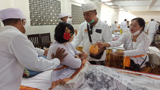MATATAH : Rerajahan Semara Ratih dalam upacara matatah simbol purusa pradana. I Putu Mardika/Bali Express.